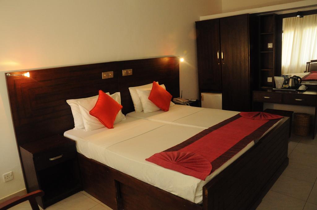 Hotel Lanka Super Corals Hikkaduwa Room photo